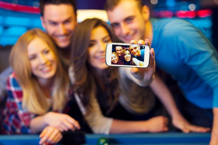 dewaxx mobile app interface showing slot games and live-dealer tables